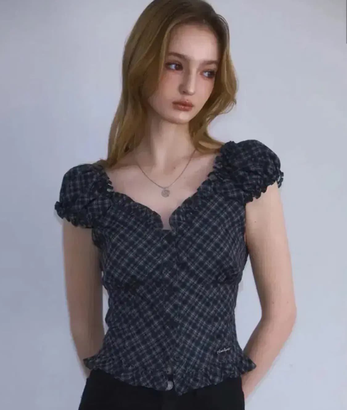 미야오 착용 로제프란츠 프릴 셔링 슬리브리스 블랙 s 블라우스 상품이미지1