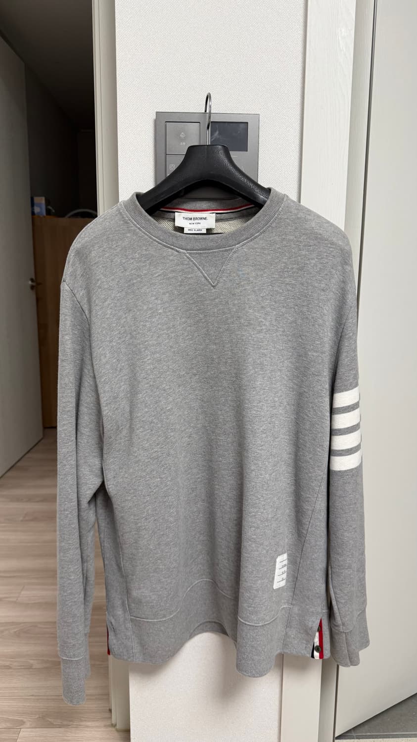 [6] 톰브라운 사선완장 맨투맨 그레이 상품이미지2