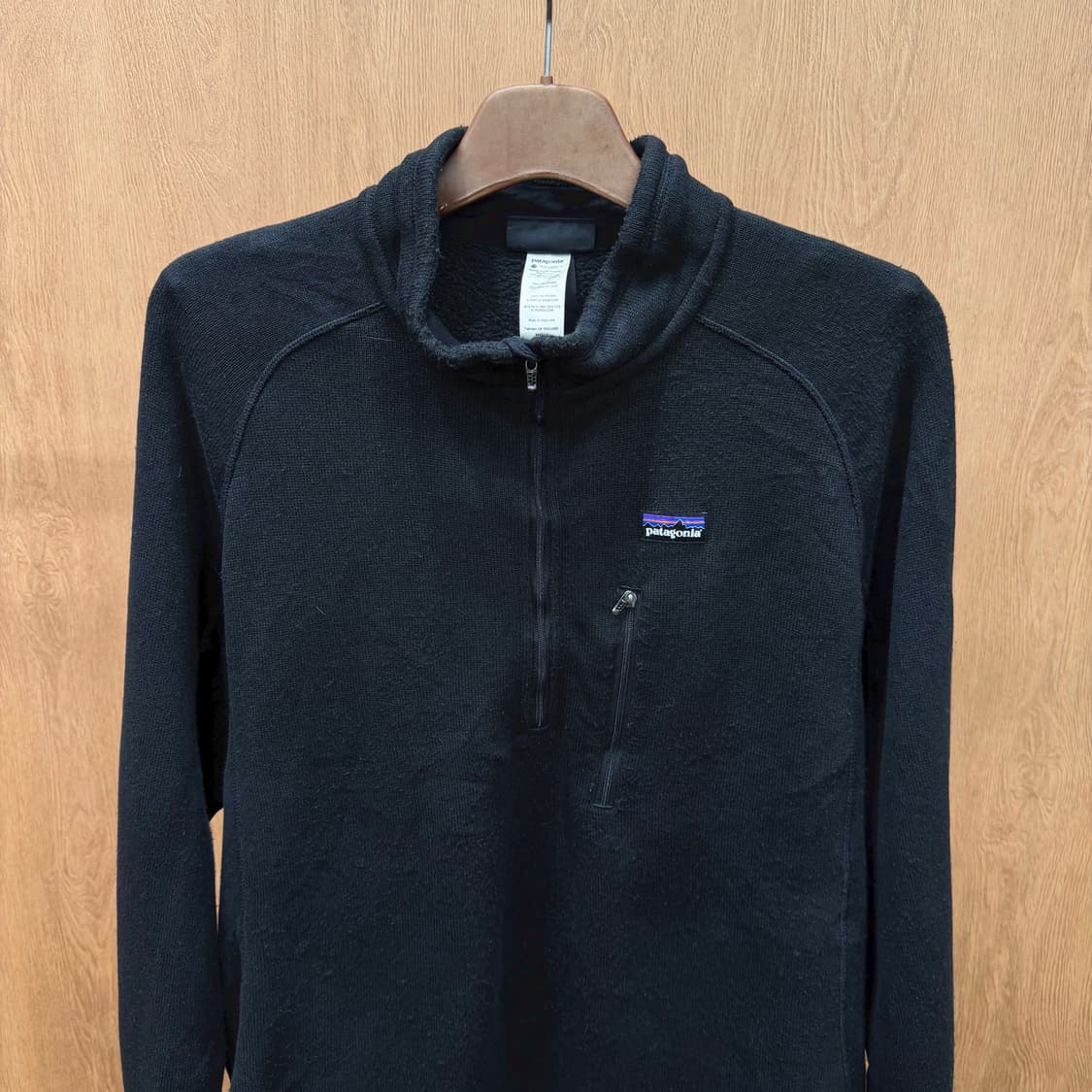 파타고니아 신칠라 플리스 하프 집업 지퍼 포켓 디테일 레귤러핏 블랙 상품이미지4