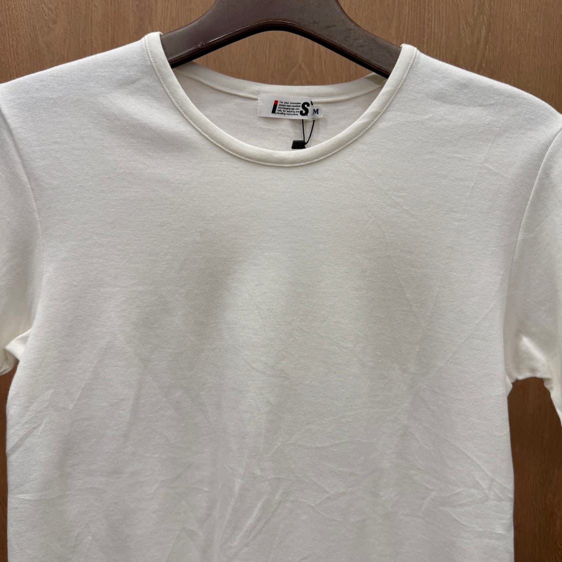 이세이미야케 반팔 티셔츠 라운드넥 I.S 로고 라벨 디테일 화이트 상품이미지4