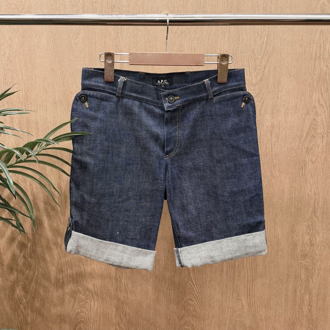 아페쎄 코튼 데님 하프 팬츠 턴업 사이드 버튼 디테일 레귤러핏 인디고 상품이미지1