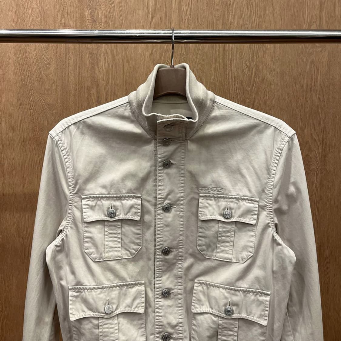 디스퀘어드2 하이넥 코튼 자켓 버튼 플랩 포켓 로고 자수 디테일 베이지 상품이미지4