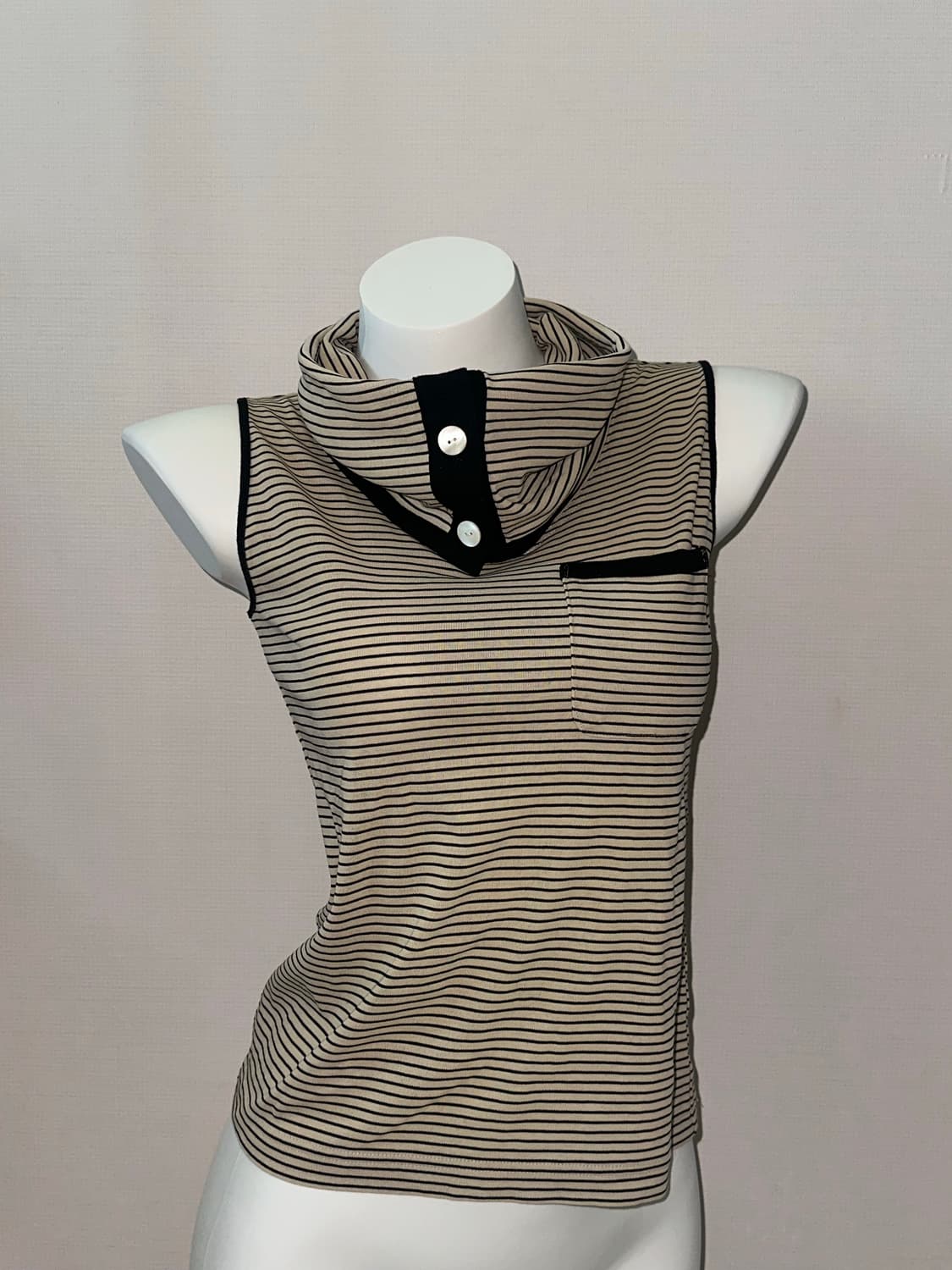 버튼 폴라 스트라이프 슬리브리스 상품이미지3