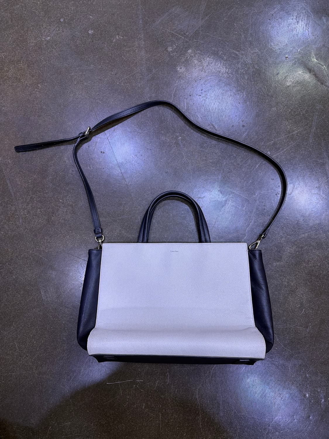 캘빈클라인 소가죽 블럭 블랙 화이트 콤비 컨템포러리 미니멀 투웨이 백 상품이미지1