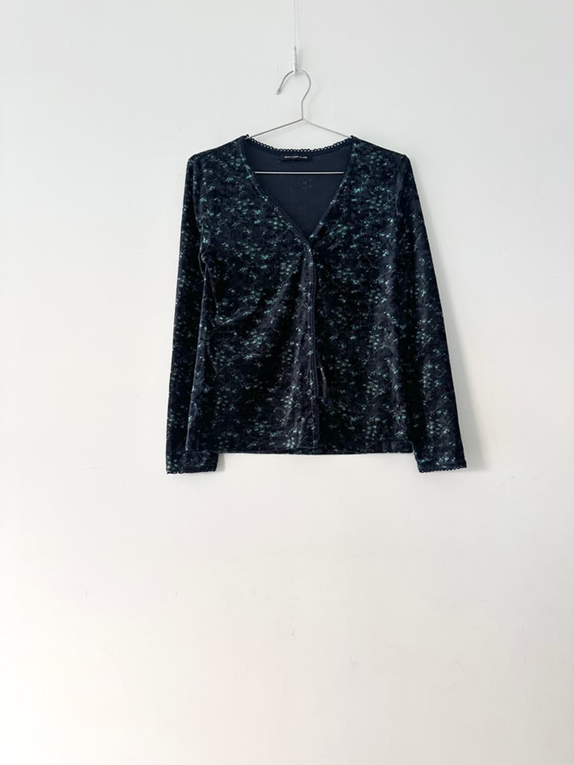 NICE CLAUP flower velvet v-neck top 상품이미지1