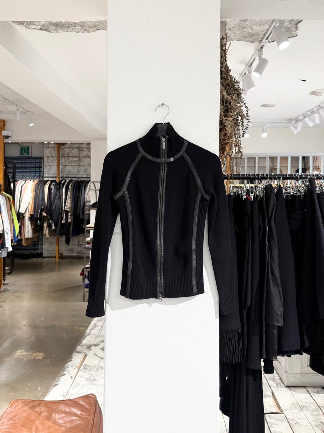 아르마니 익스체인지 네이비 레더 트리밍 하이넥 니트 집업 상품이미지1