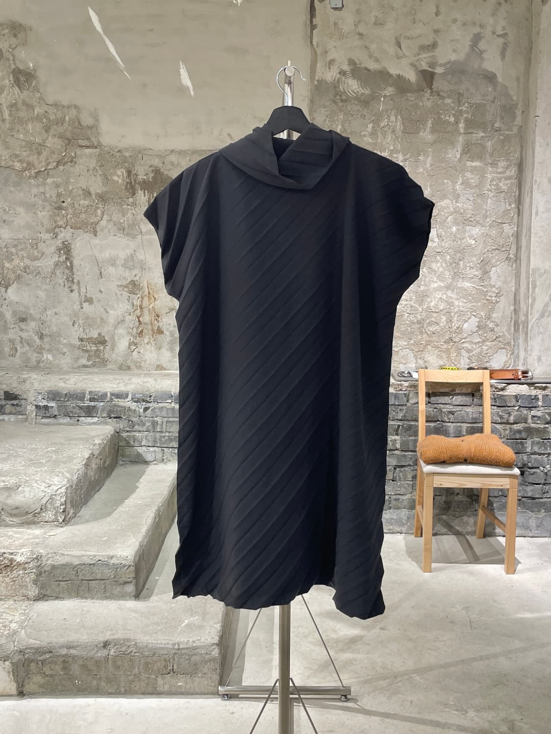 이세이 미야케 미 스톤 그레이 플리츠 폴라넥 하프 원피스 상품이미지6