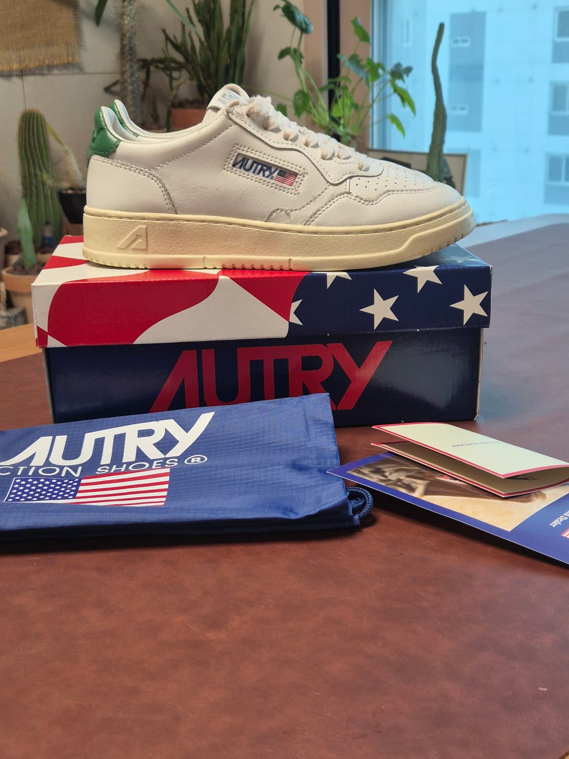 (풀박)실착용1회 235-240(37)오트리 메달리스트 로우 스니커 상품이미지1