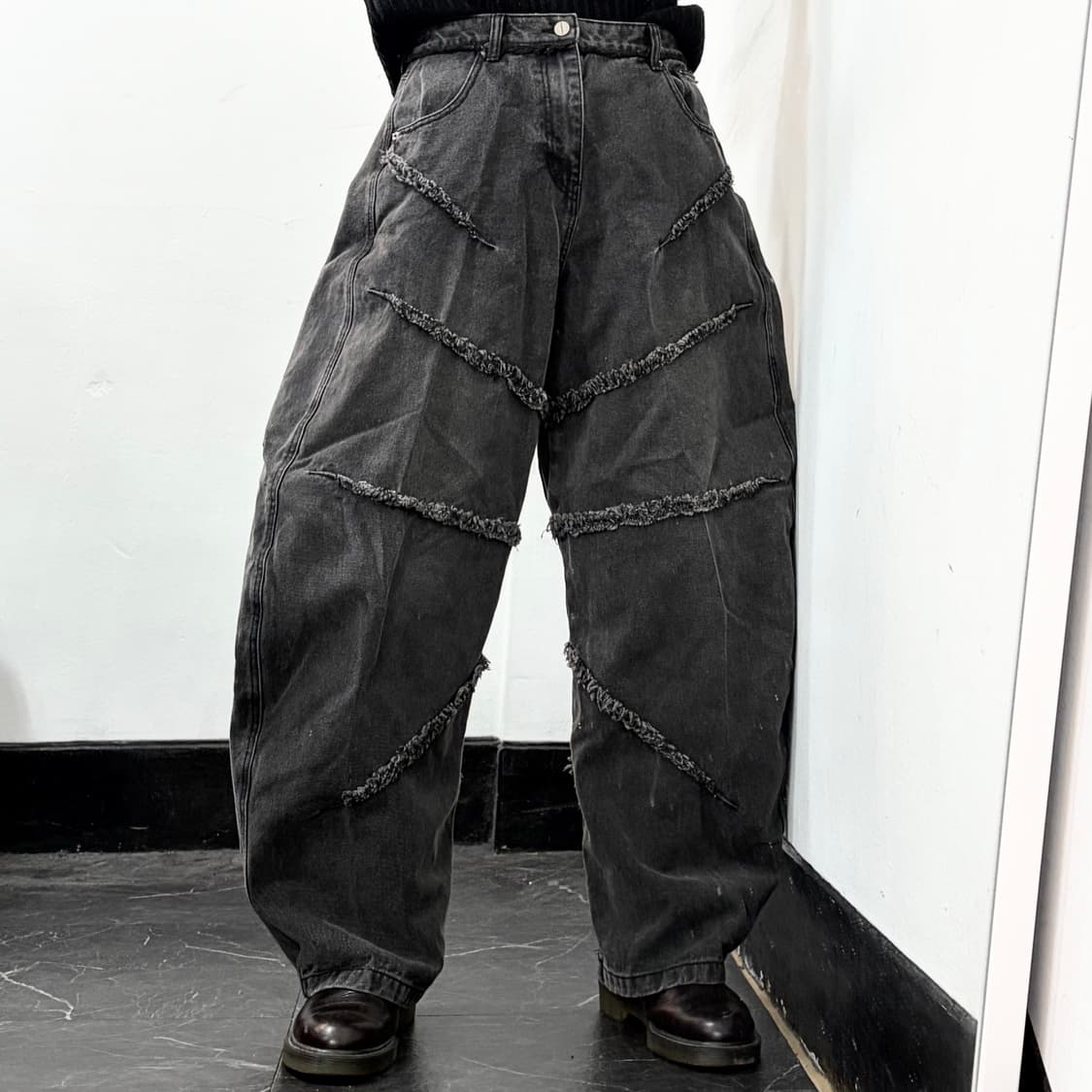 낫포너드 컷아웃 커브드 데님 팬츠 상품이미지3