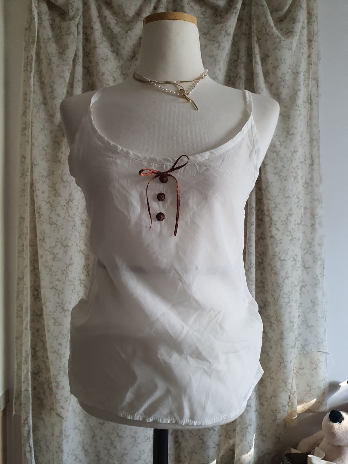 [모리걸] 화이트 리본 장식 슬리브리스 탑 나시 상품이미지1