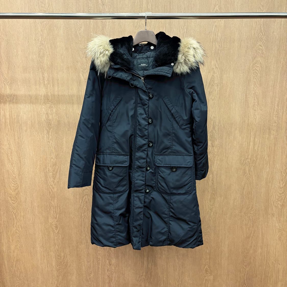 막스마라 위켄드 다운 롱 패딩 코트 퍼 후드 블랙 퍼 라이닝 디테일 블랙 상품이미지2