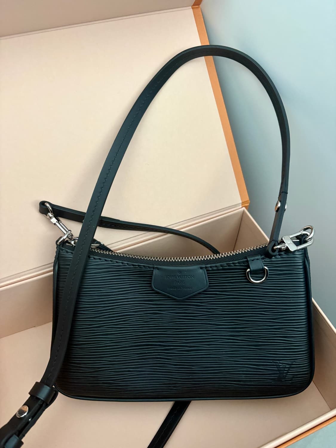 루이비통 이지 파우치 온 스트랩 M80471 상품이미지1