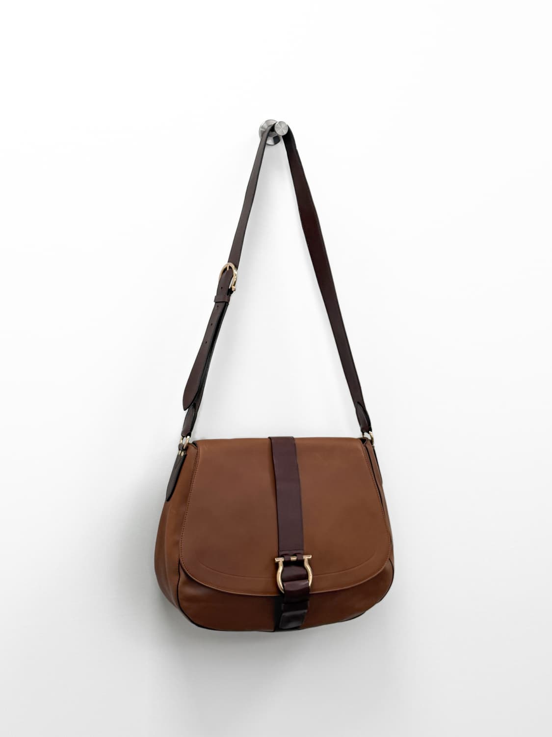 페라가모 간치니 버클 레더 크로스백 상품이미지2