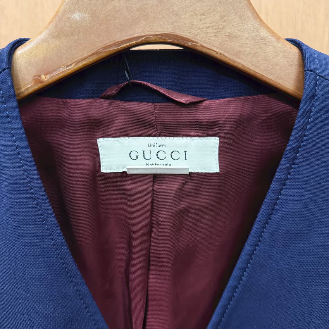 구찌 브이넥 베스트 클래식 실루엣 골드 버튼 슬릿 포켓 디테일 네이비 상품이미지6