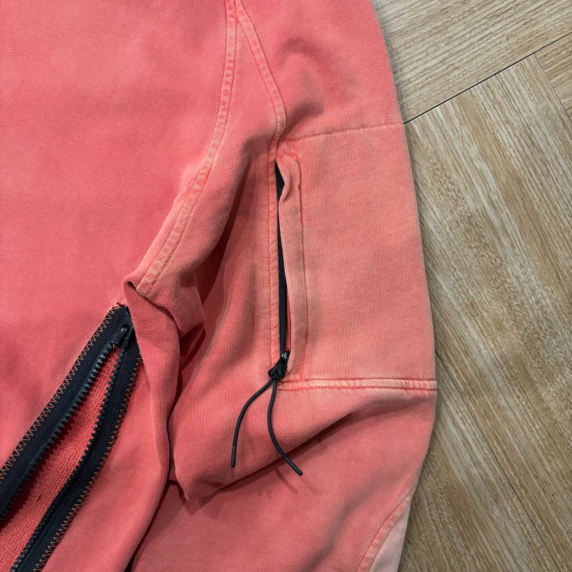 씨피컴퍼니 빈티지 워싱 로고 패치 지퍼 스웻셔츠 상품이미지5