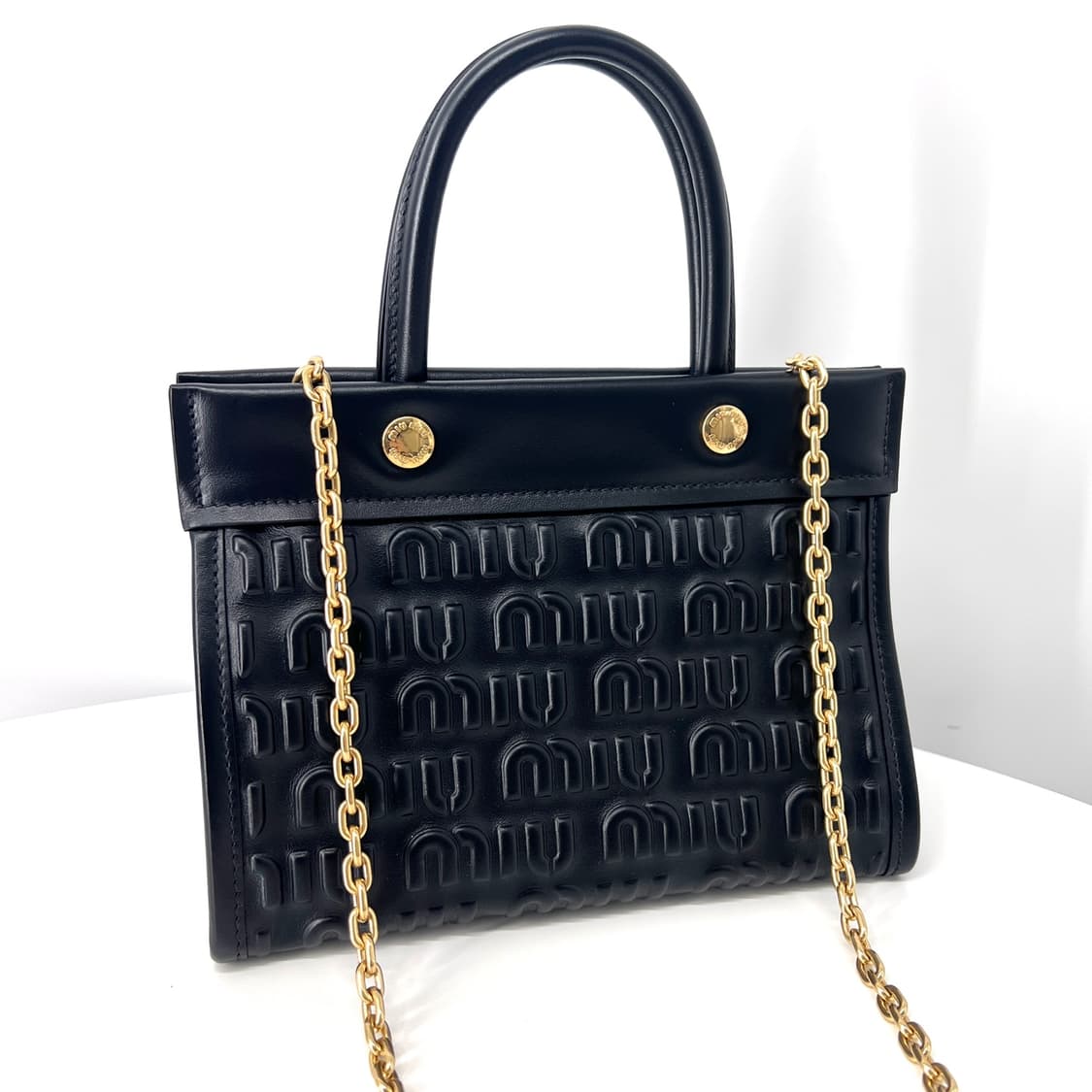 미우미우 엠보싱 로고 레더 토트백 & 숄더백 블랙 (5BA243) 상품이미지3