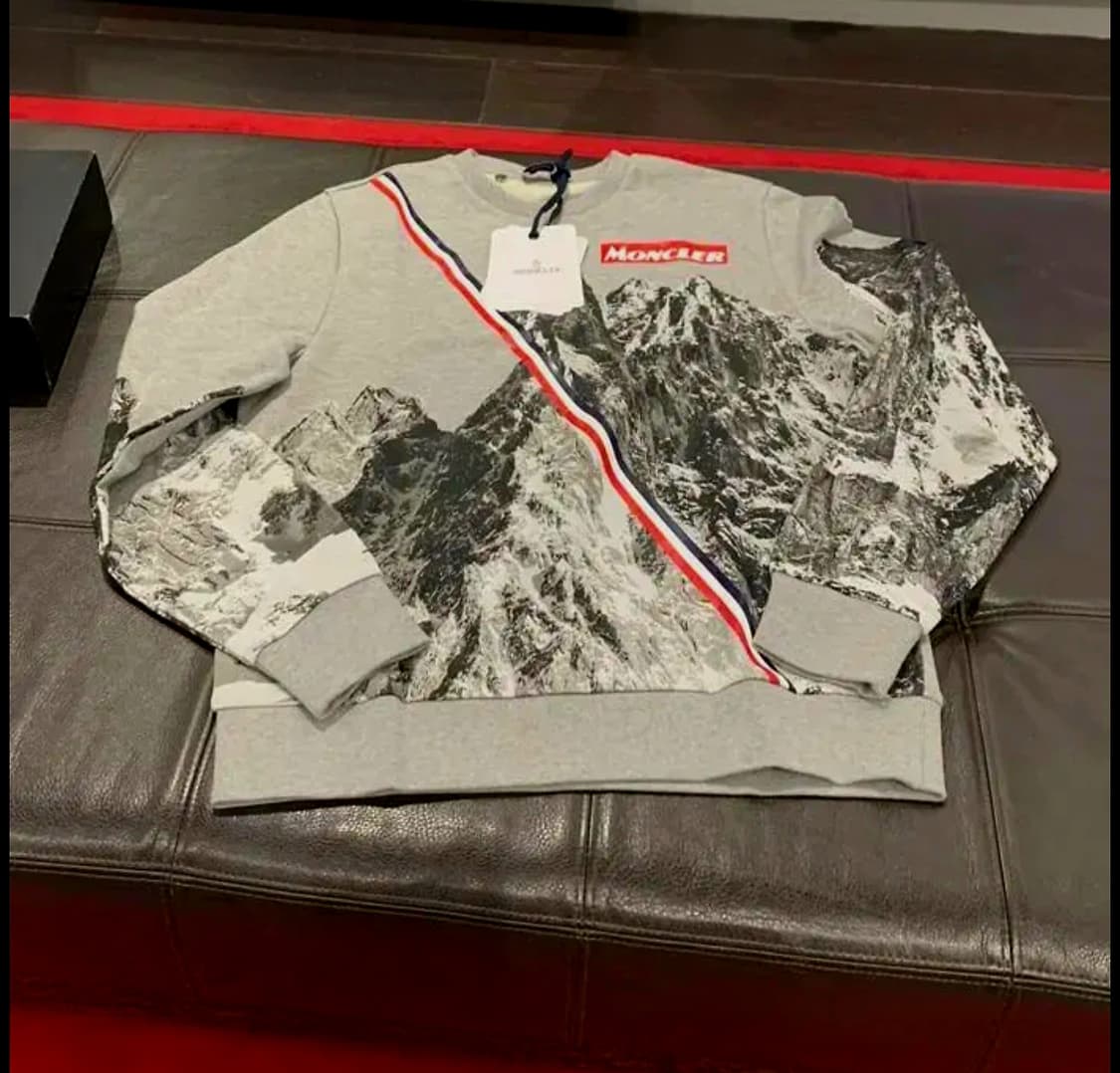 몽클레어 남성용 그레이 맨투맨  정품 팝니다 상품이미지2