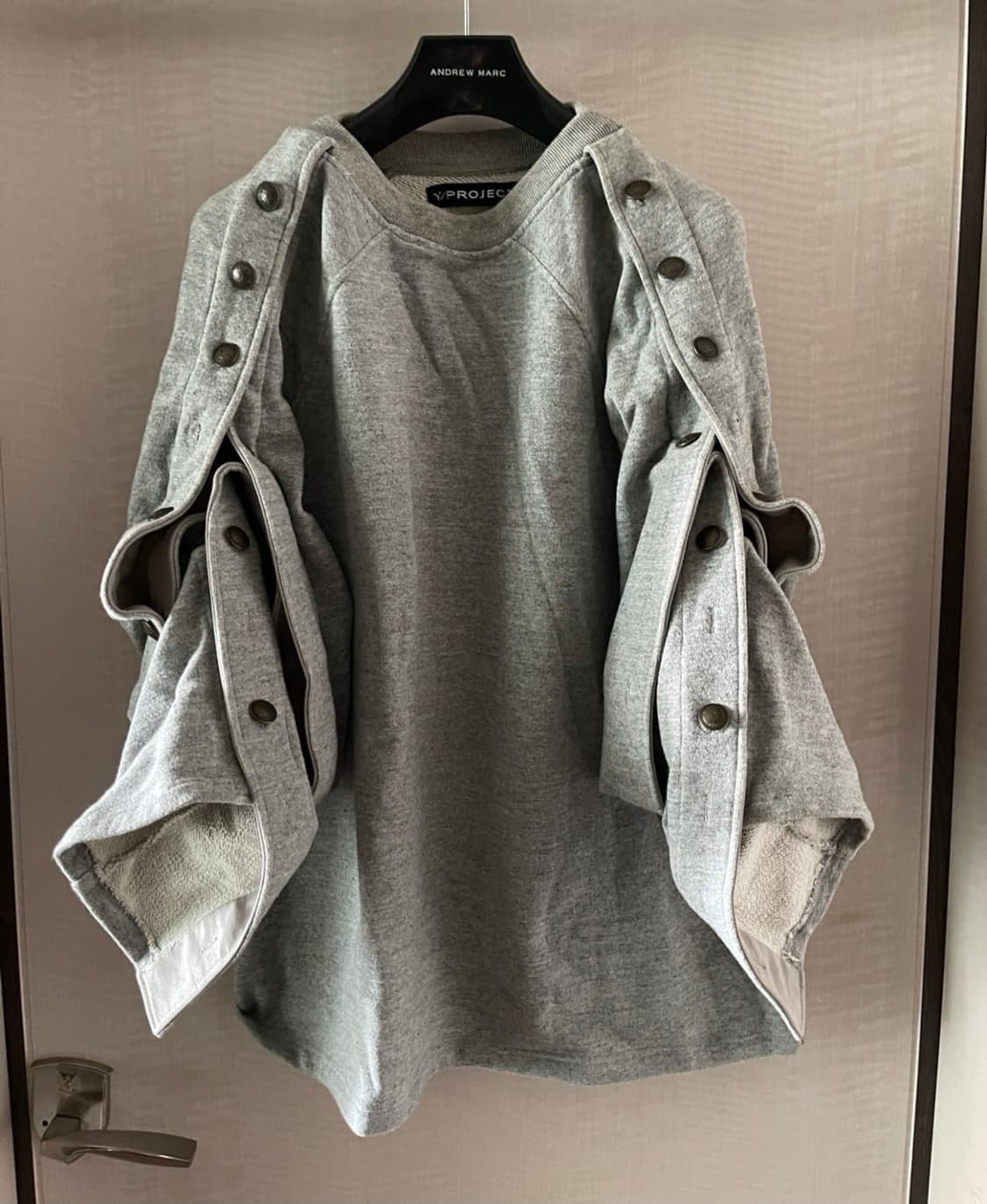 YPROJECT 버튼 맨투맨 상품이미지6