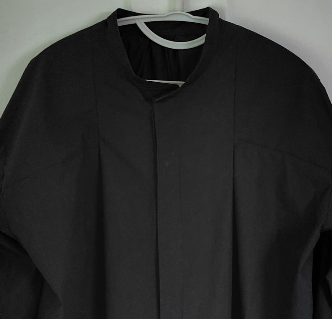 [정품] OMNES Supremo 밴드칼라 볼륨 소매 셔츠 원피스-블랙 상품이미지3