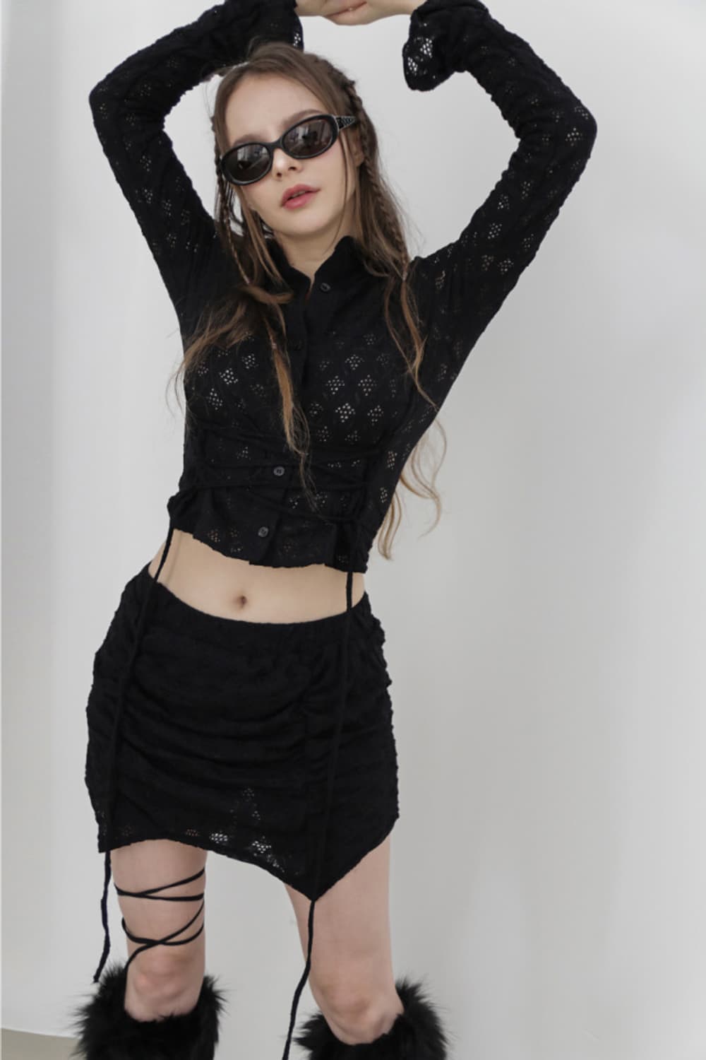 드라이로즈 펀칭 스트링 블라우스 탑 셔링 스커트 셋업 블랙 상품이미지2
