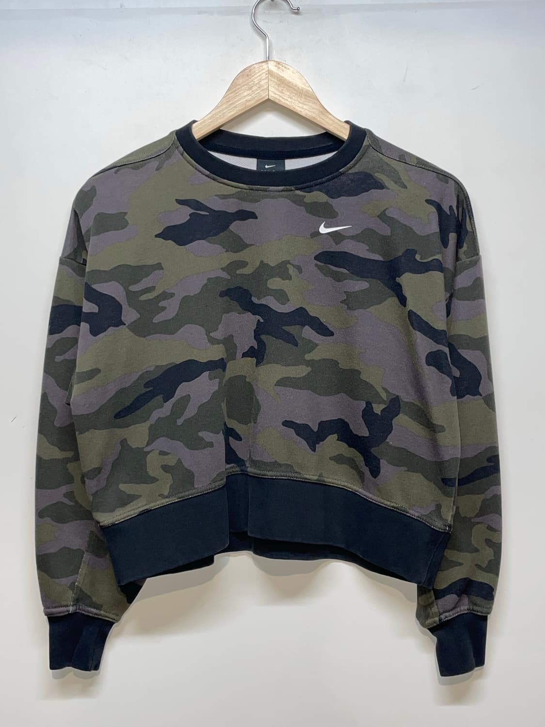 나이키 카모 크롭 맨투맨 상품이미지2