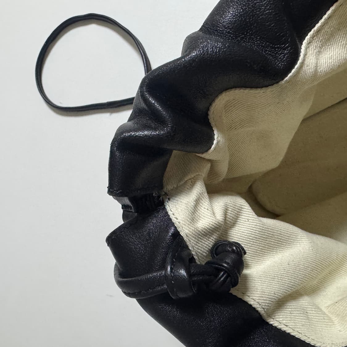 킨더살몬 String Leather Bag M 블랙 상품이미지7