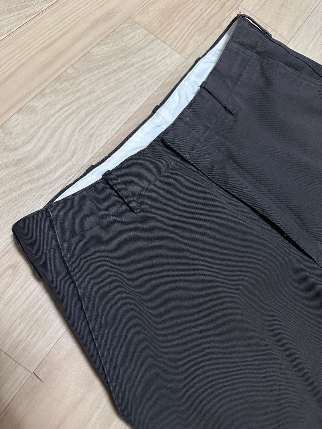 [85]유니클로 U 와이드 테이퍼드 앵클치노 팬츠 그레이 상품이미지3