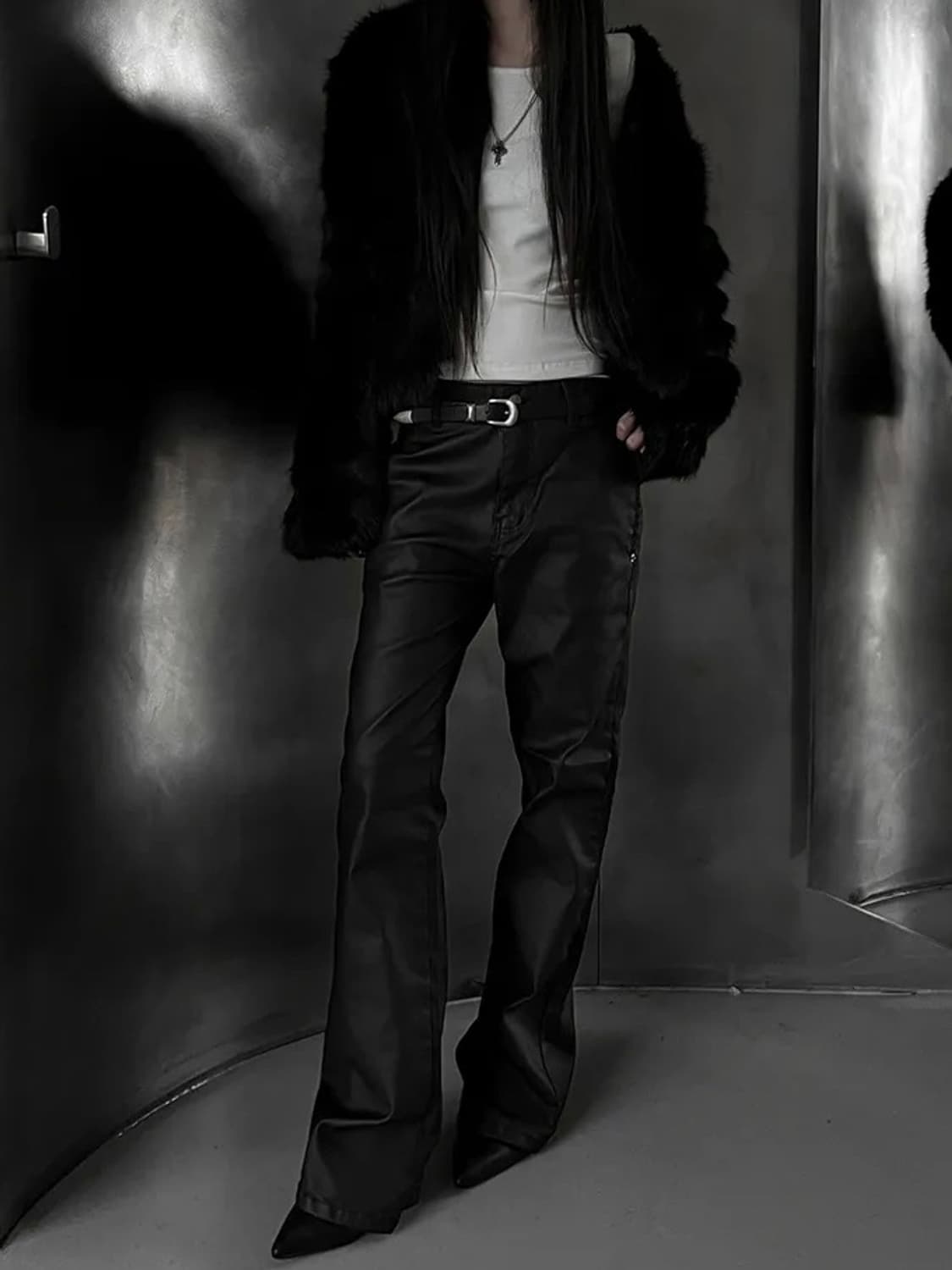 코팅 블랙 슬림 부츠컷로우라이즈팬츠 상품이미지1