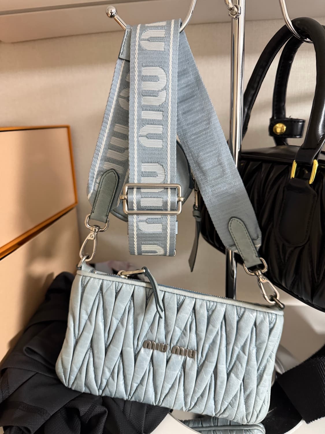 미우미우 크로스백 상품이미지1