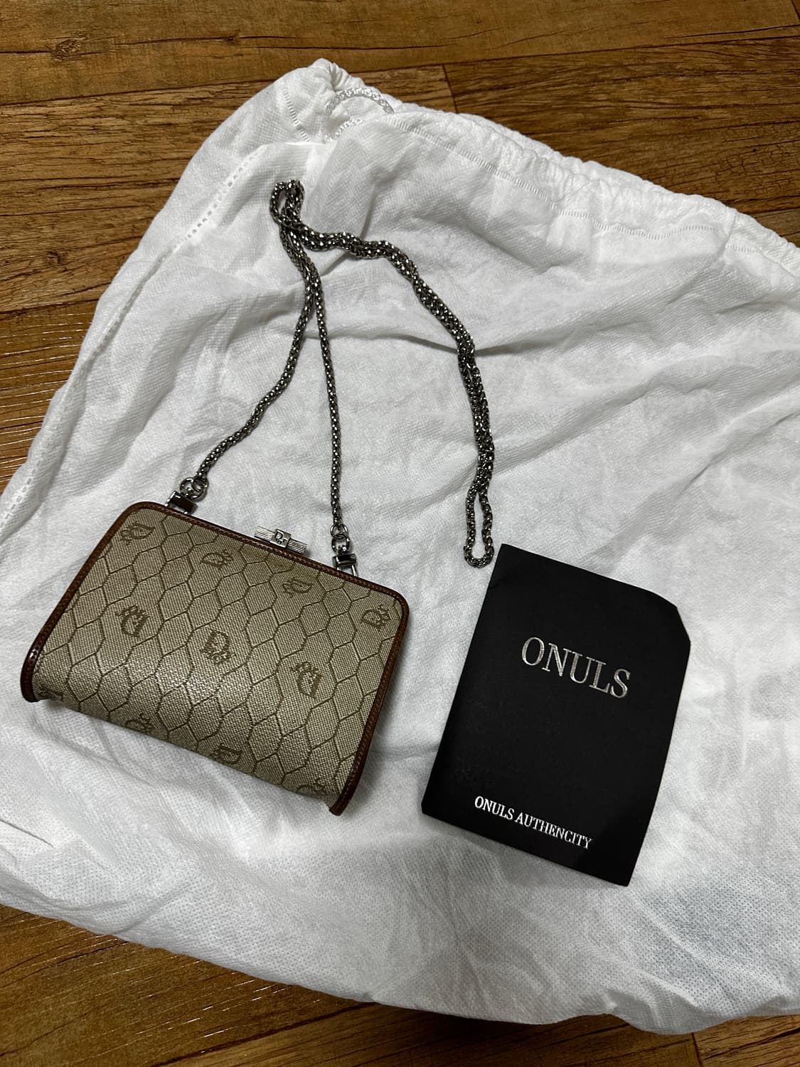 디올 헥사곤 패턴 크로스백 파우치 상품이미지1