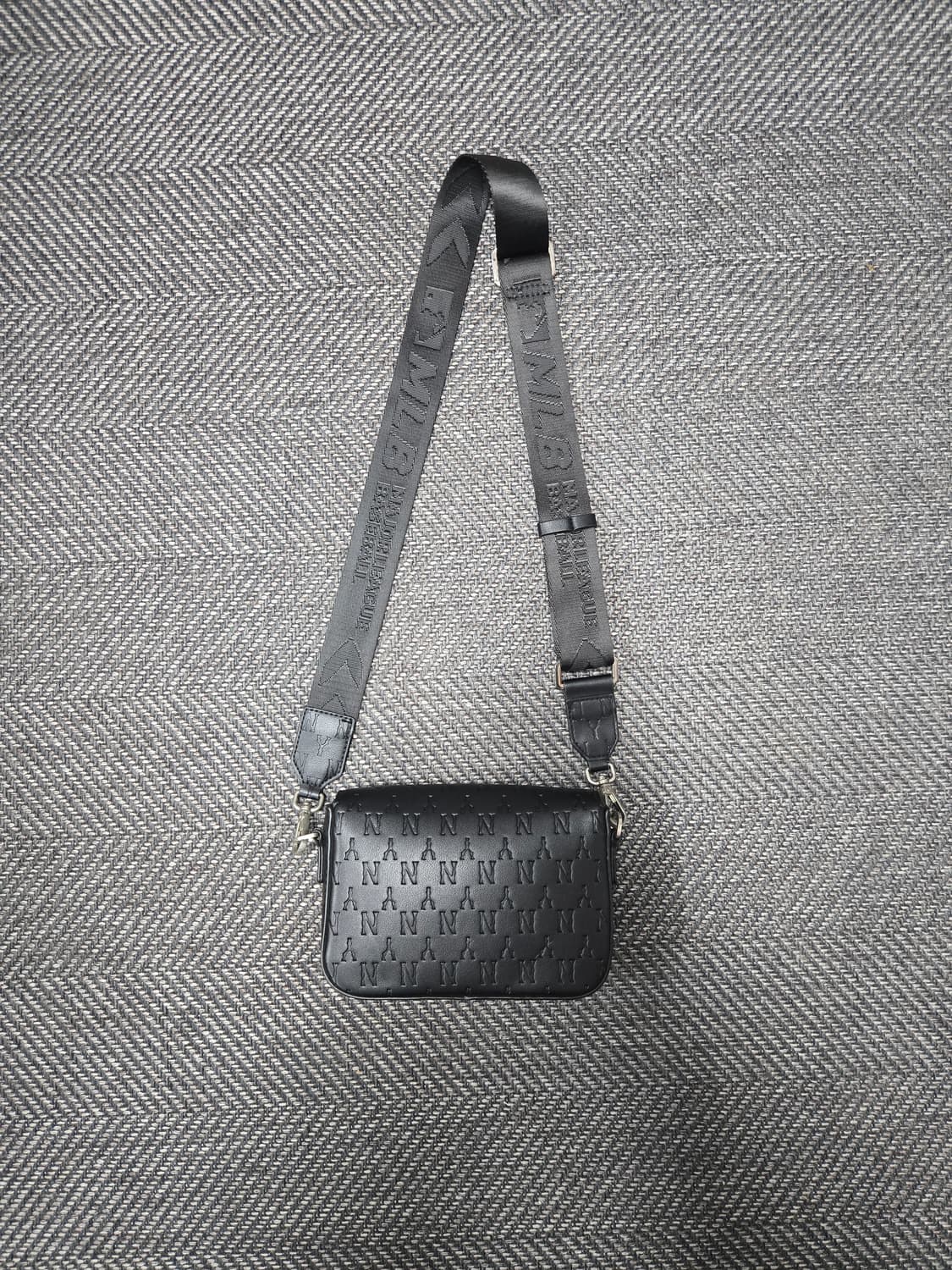 MLB 모노그램 후디백 뉴욕양키스 블랙 미니 크로스백 상품이미지2