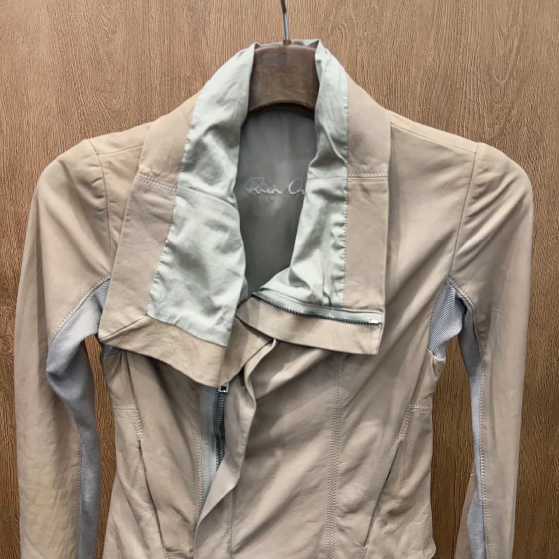 릭 오웬스 코튼 자켓 드레이프 카라 언밸런스 지퍼 디테일 슬림핏 베이지 상품이미지4