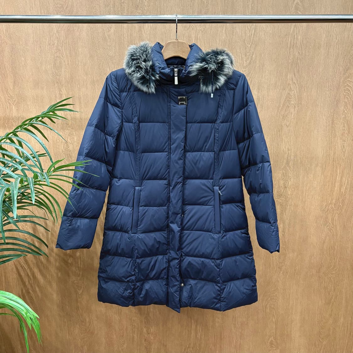 발망 후드 롱 패딩 퍼 트리밍 메탈 장식 로고 패턴 안감 디테일 네이비 상품이미지1