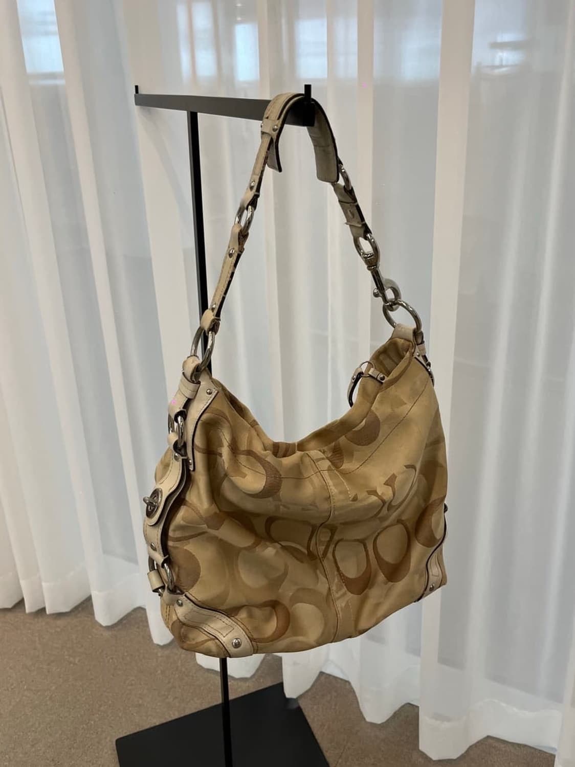 코치 캘리 시그니처 숄더백 베이지 M0726-11960 상품이미지1