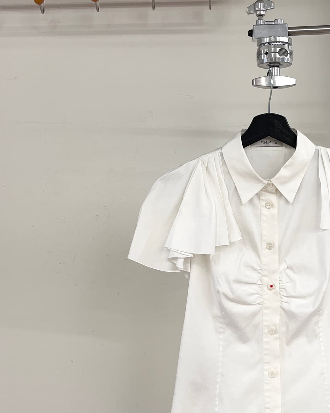 프라다 화이트 레이어드 숄더 하프 셔츠 상품이미지3