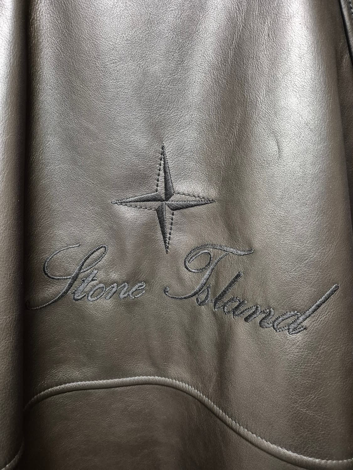 슈프림 스톤아일랜드 레더 봄버 블랙 상품이미지3