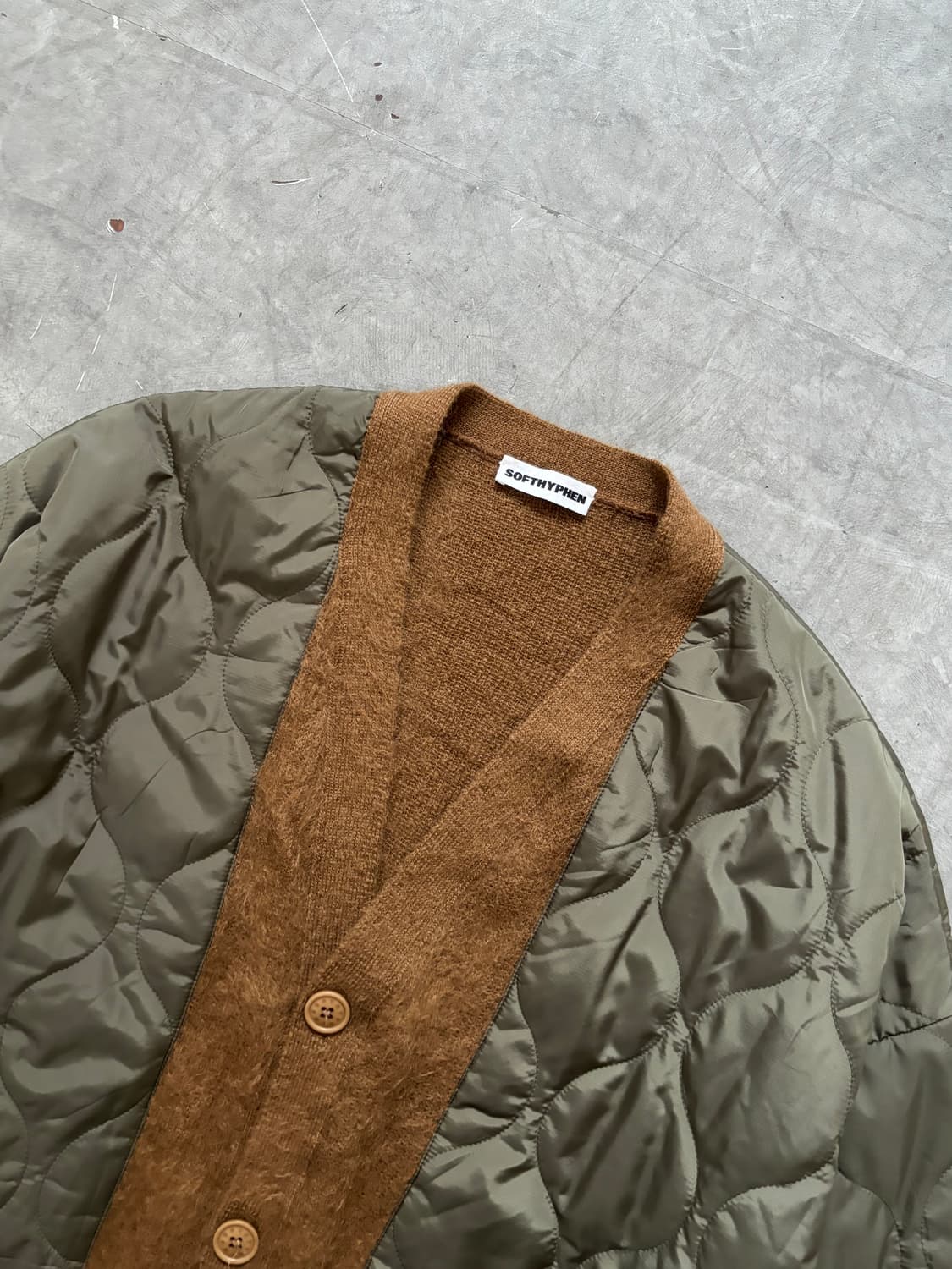 SOFTHYPHEN 소프트하이픈 퀼팅 믹스 모헤어 브이넥 가디건  상품이미지2