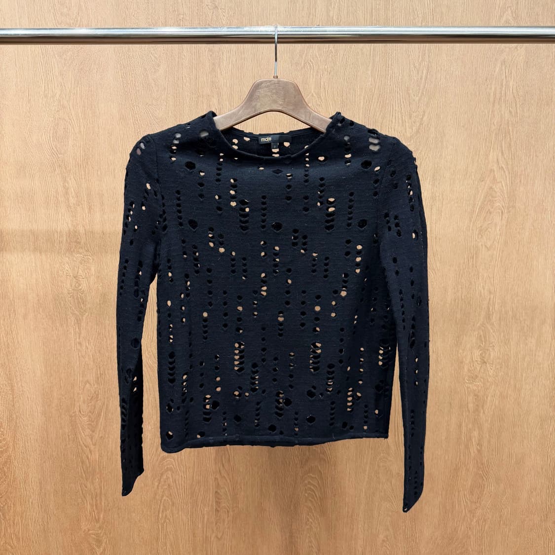 마쥬 라운드넥 긴팔 니트 디스트로이드 세로 홀 펀칭 패턴 디테일 블랙 상품이미지2