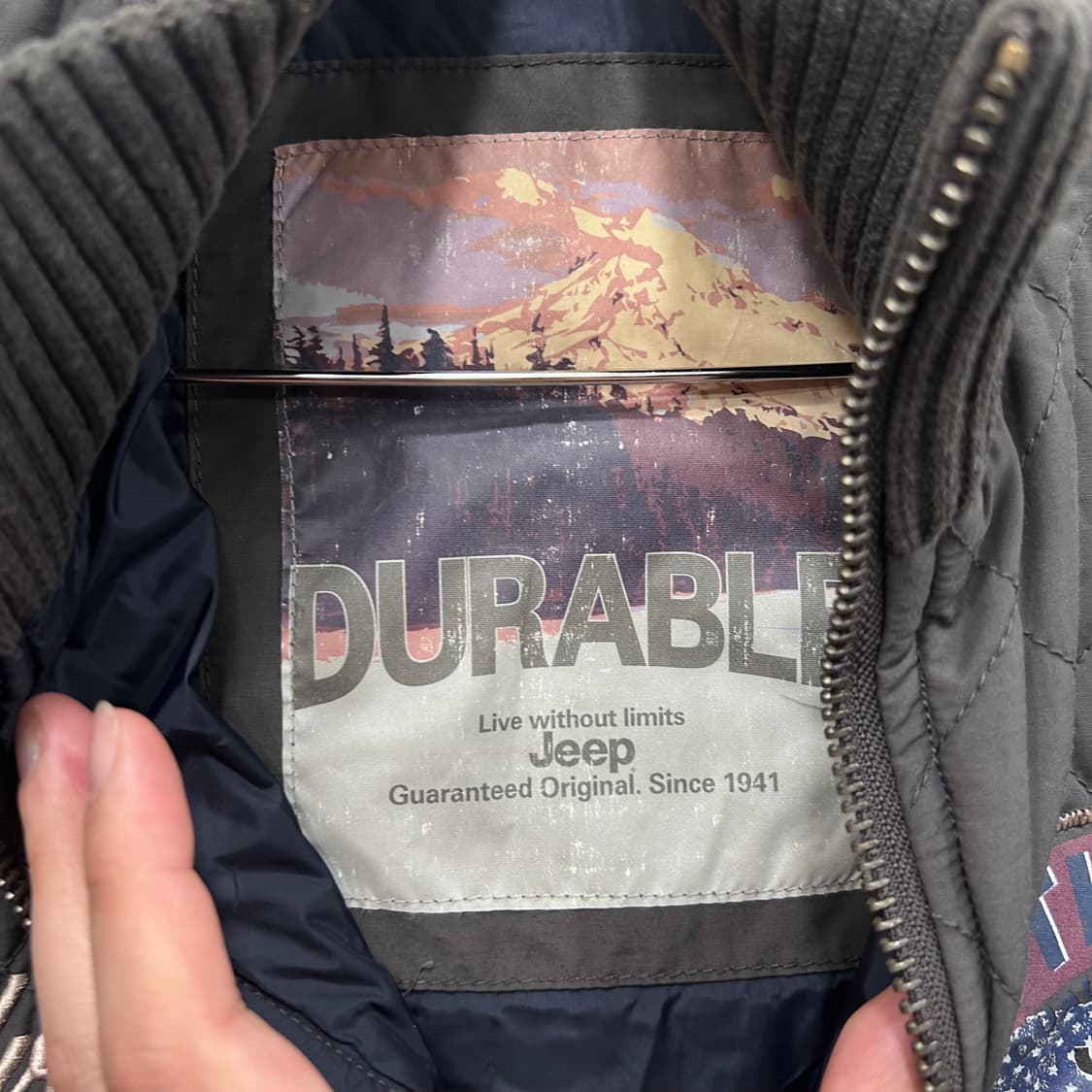 지프 어센틱 와펜로고 퀼티드 하이넥 숏 자켓 상품이미지3