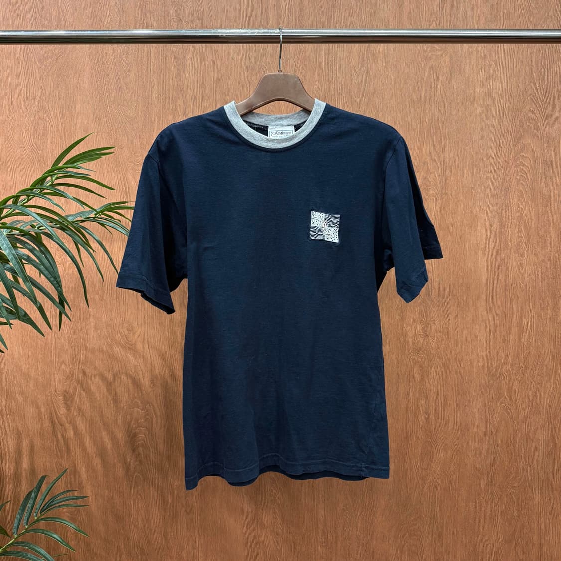 입생로랑 반팔 티셔츠 크리에이션 YSL 빅로고 백프린트 디테일 네이비 상품이미지1