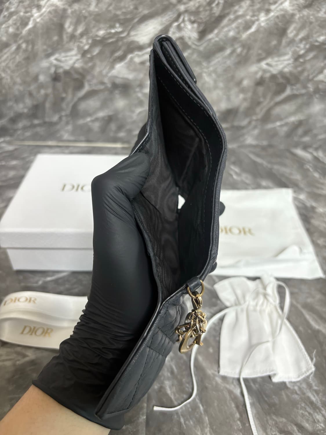 디올 레이디 로투스 까나쥬 램스킨 반지갑 상품이미지5