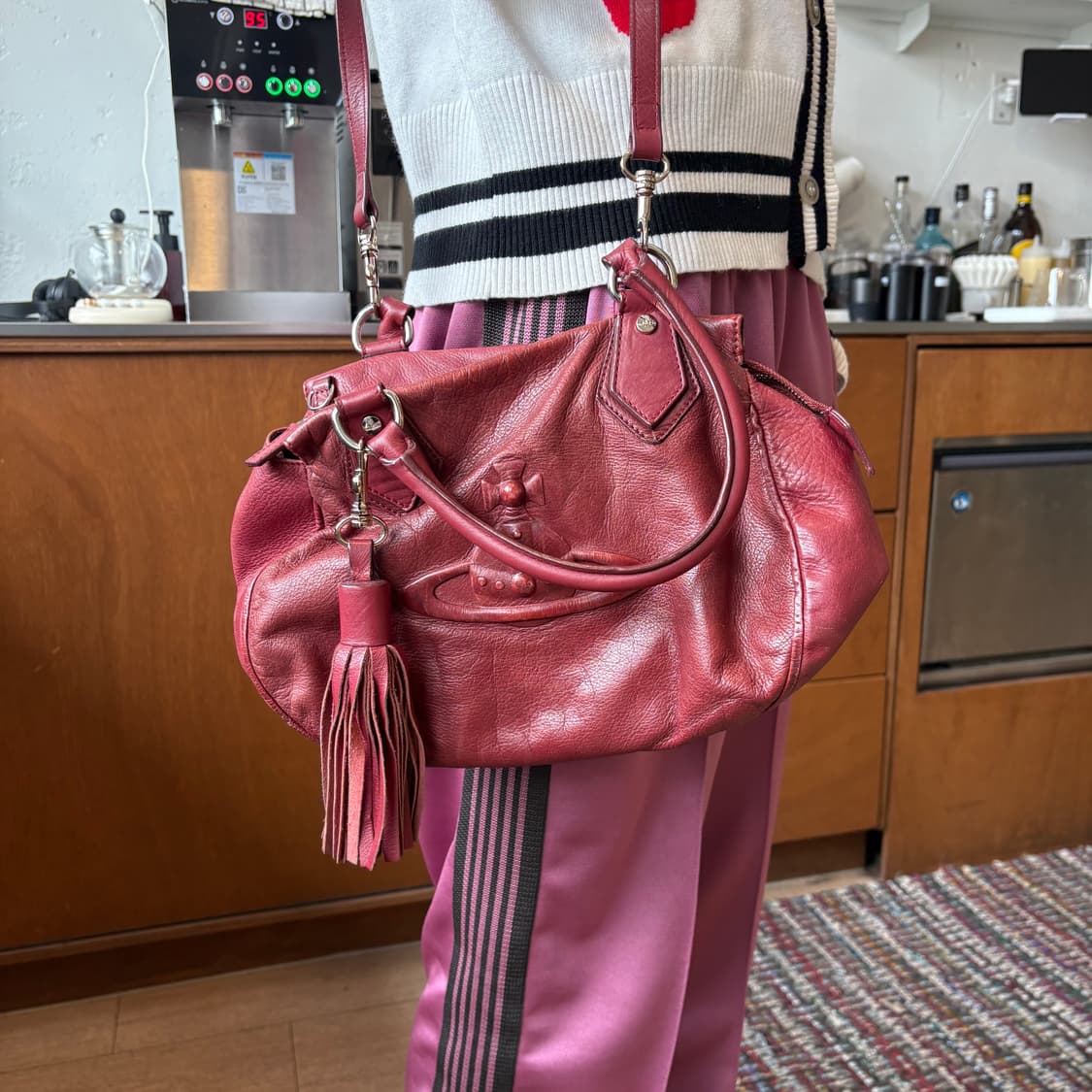 비비안웨스트우드 엠보싱 로고 태슬 버건디 레더 투웨이백 상품이미지2