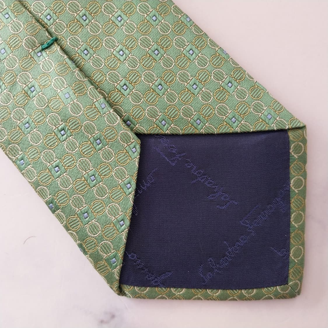 페라가모 실크 그린 간치니 패턴 넥타이 8.7cm A+등급 K1699
 상품이미지9