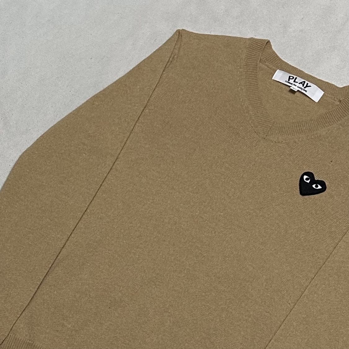 L 꼼데가르송 블랙하트와펜 베이지 울 브이넥 니트 상품이미지1