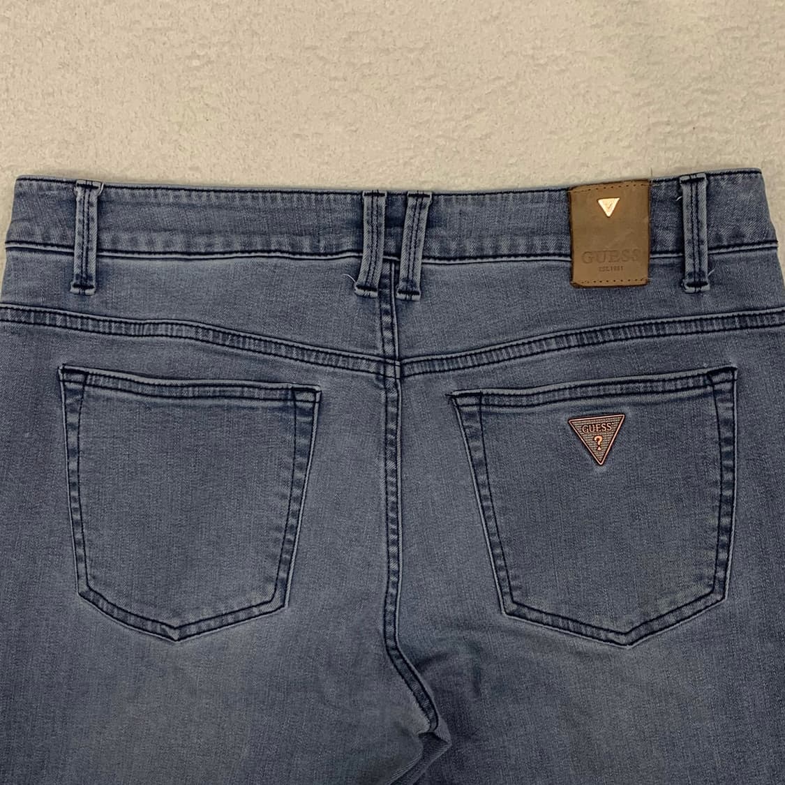 [35] 게스 메탈플레이트 테이퍼드핏 데님팬츠 상품이미지2