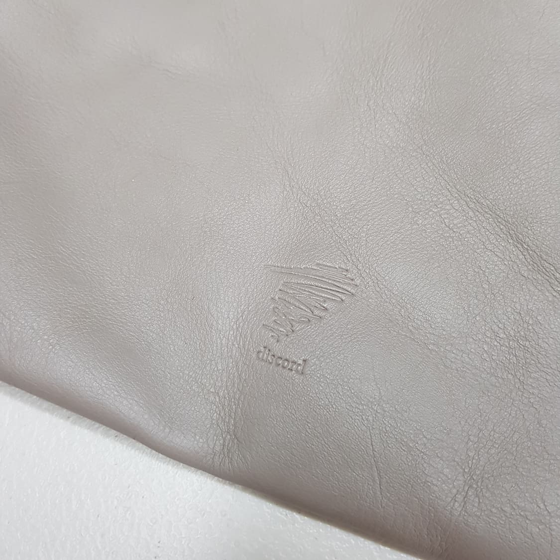 
Yohji Yamamoto discord 레더 크로스백 상품이미지2