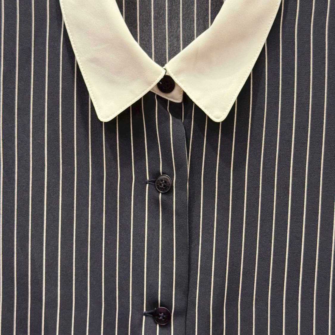 버버리 스트라이프 긴팔 셔츠 화이트 배색 카라 디테일 블랙 상품이미지6