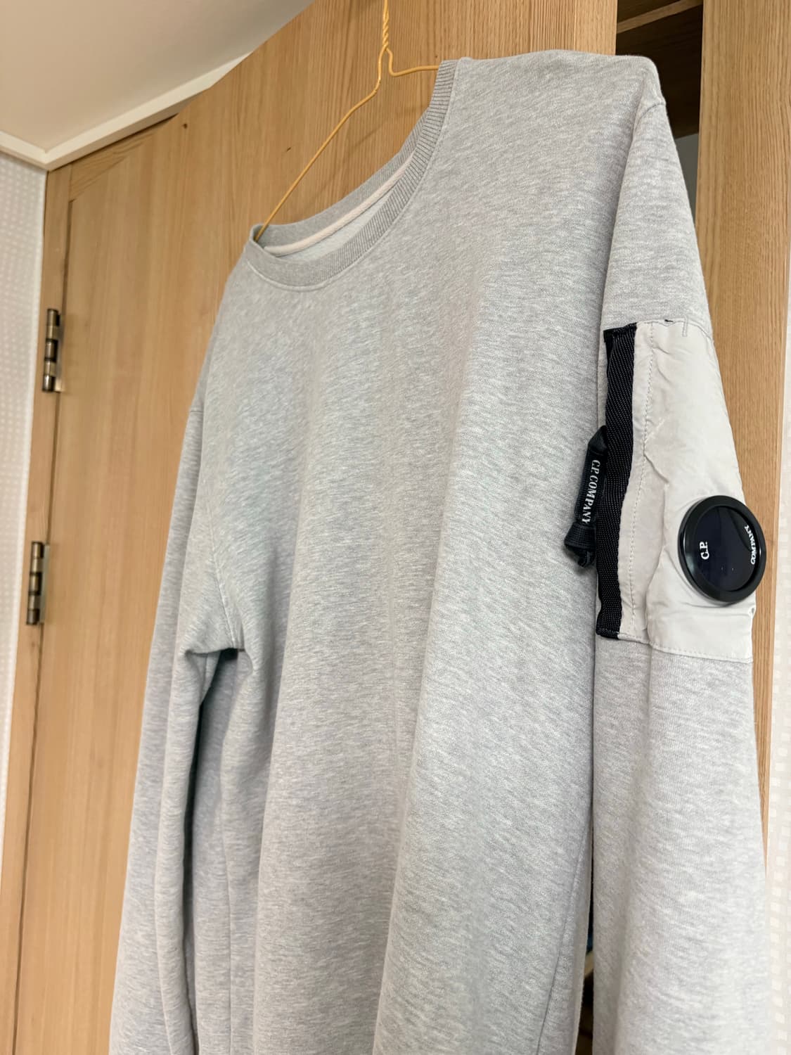 CP컴퍼니 렌즈 와펜 맨투맨 105 그레이 상품이미지1