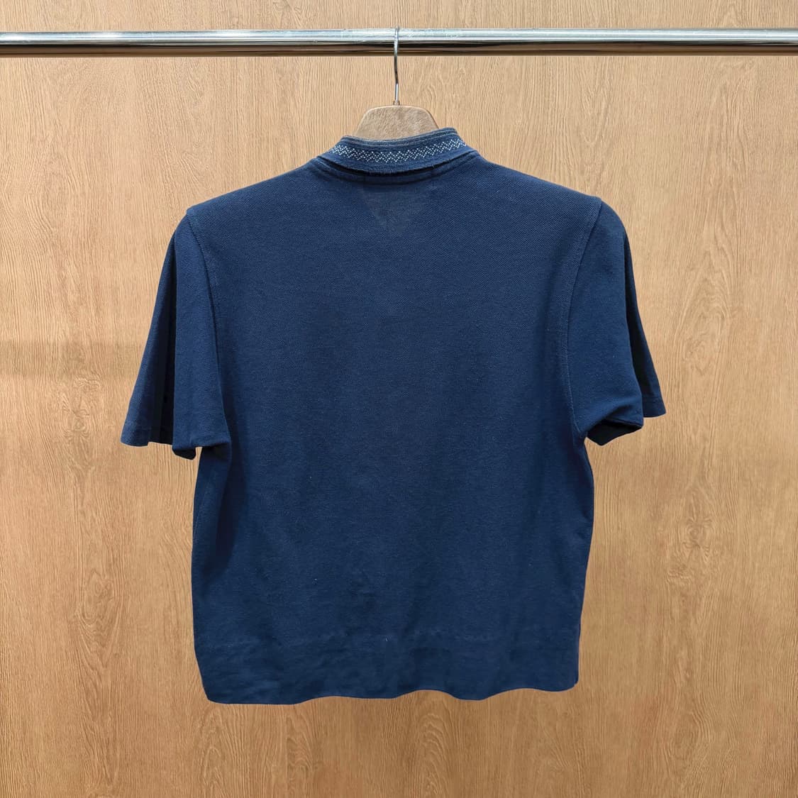 버버리 코튼 반팔 티셔츠 패턴 카라넥 골드 로고 프린팅 디테일 네이비 상품이미지3