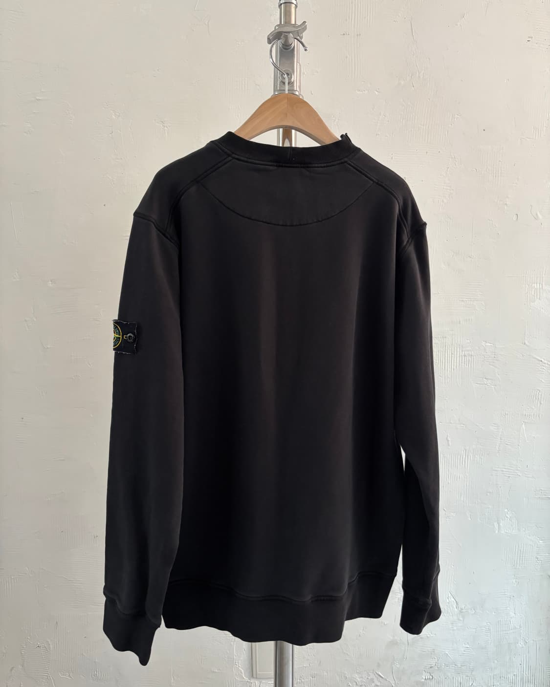 Stone Island 스톤아일랜드 블랙 컬러 와펜 숄더 디테일 맨투맨 상품이미지7